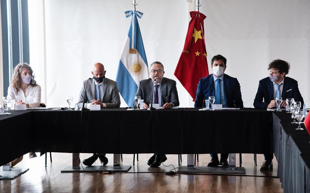 Kulfas junto a Sabino Vaca Narvaja, embajador argentino en China, y su par chino con representación en el país. 