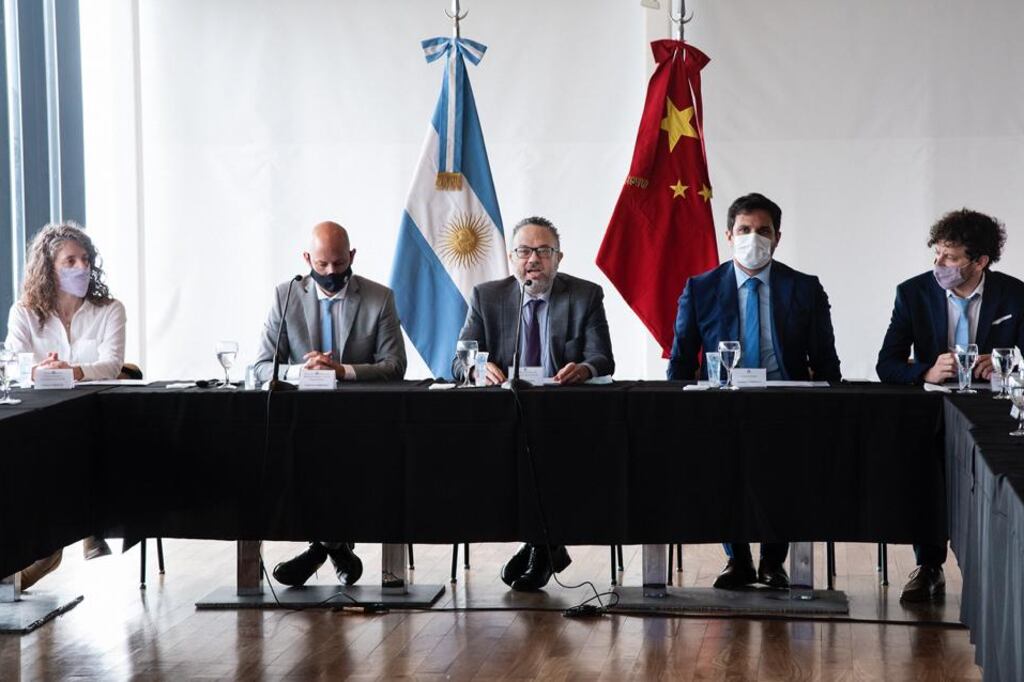 Kulfas junto a Sabino Vaca Narvaja, embajador argentino en China, y su par chino con representación en el país.