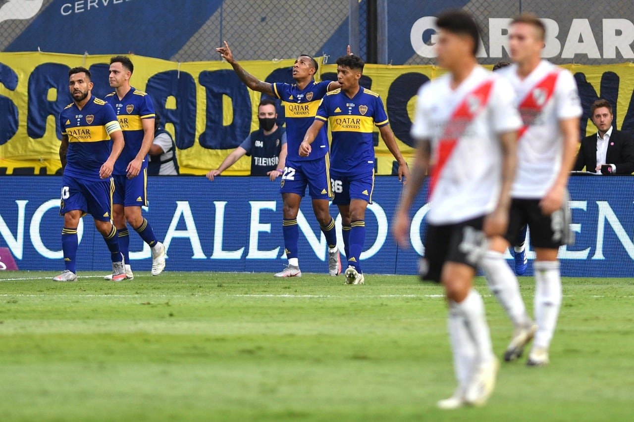 Villa acaba de convertir el penal que le daba la ventaja a Boca.