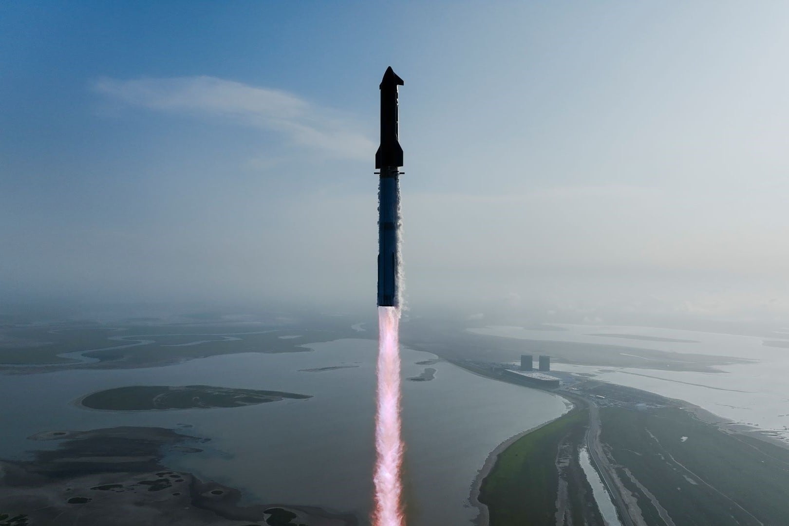 La nave Starship de SpaceX despegó y alcanzó la órbita terrestre, pero se rompió y cayó al Oceáno Índico