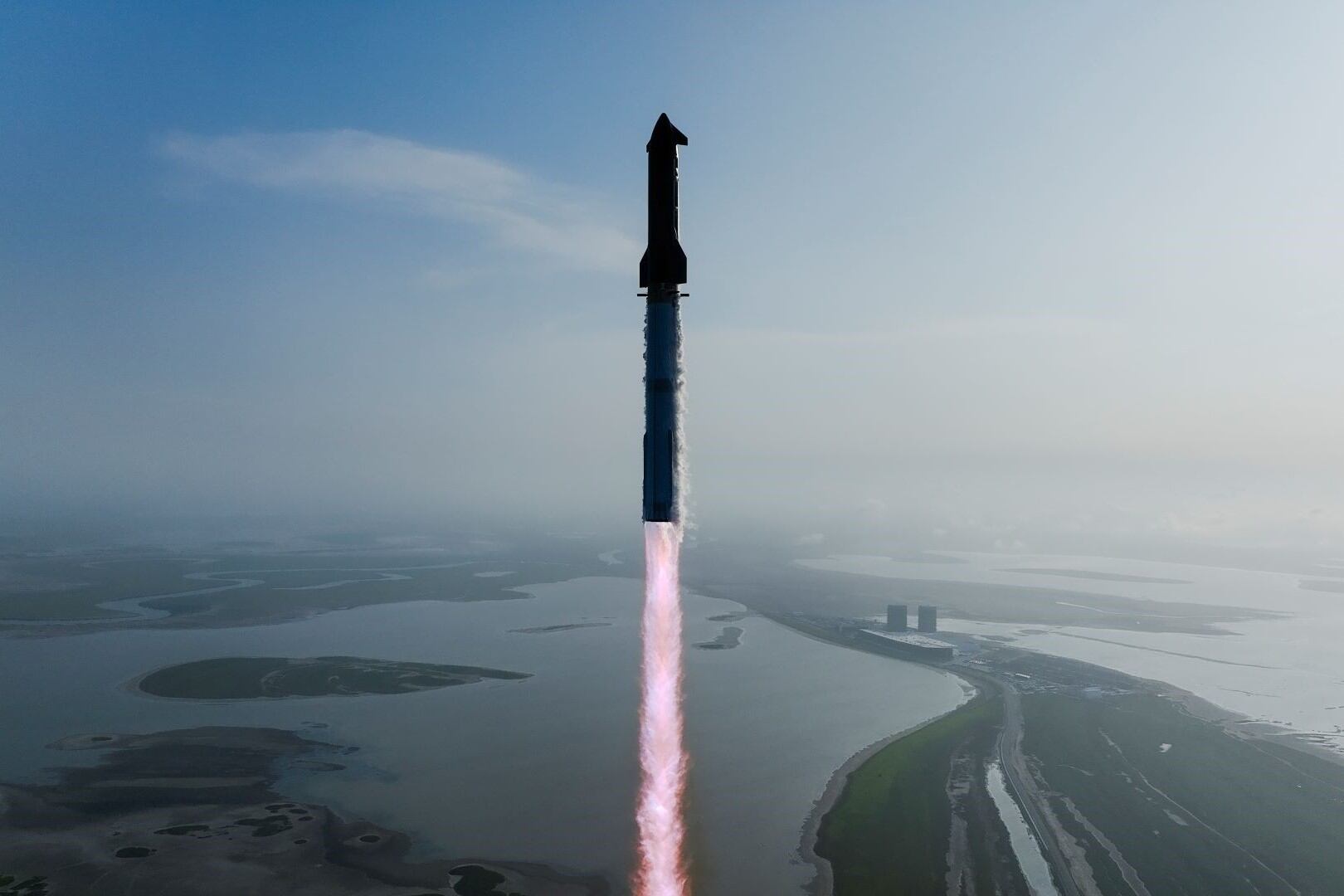 La nave Starship de SpaceX despegó y alcanzó la órbita terrestre, pero se rompió y cayó al Oceáno Índico