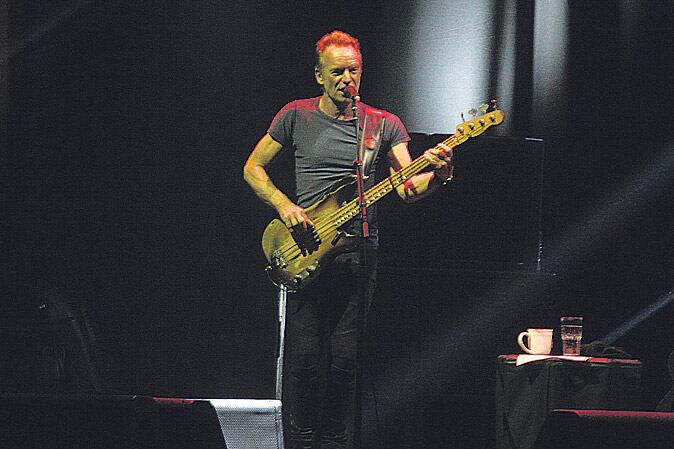 Junto a su hijo, Sting entregó un deformado cover de “Ashes to ashes”, de David Bowie.