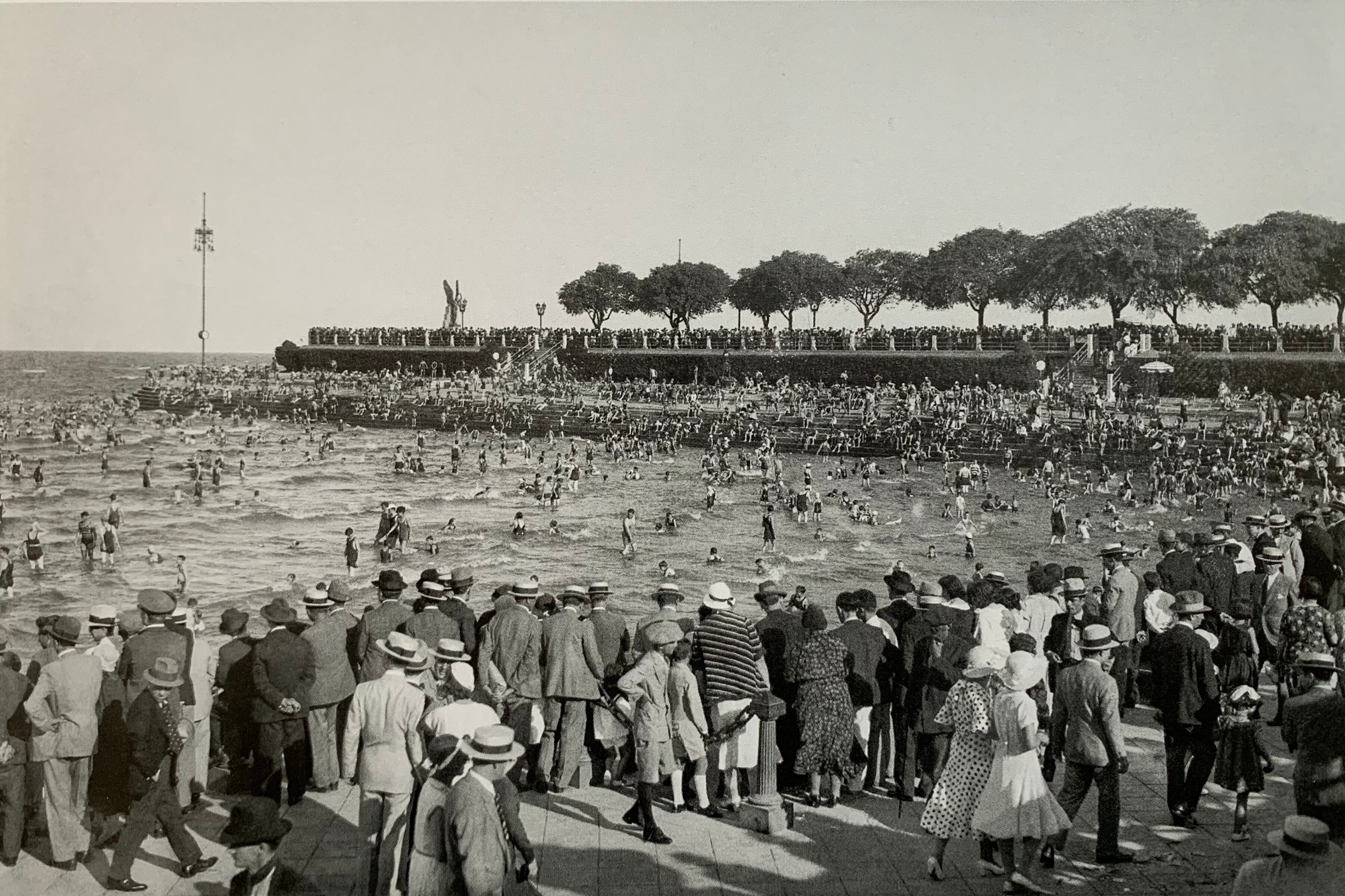 Balneario Municipal de la Costanera Sud, Buenos Aires, ca. 1930, de Bourquin. Abajo: Puente del Inca, Mendoza, ca. 1920, de Bourquin.