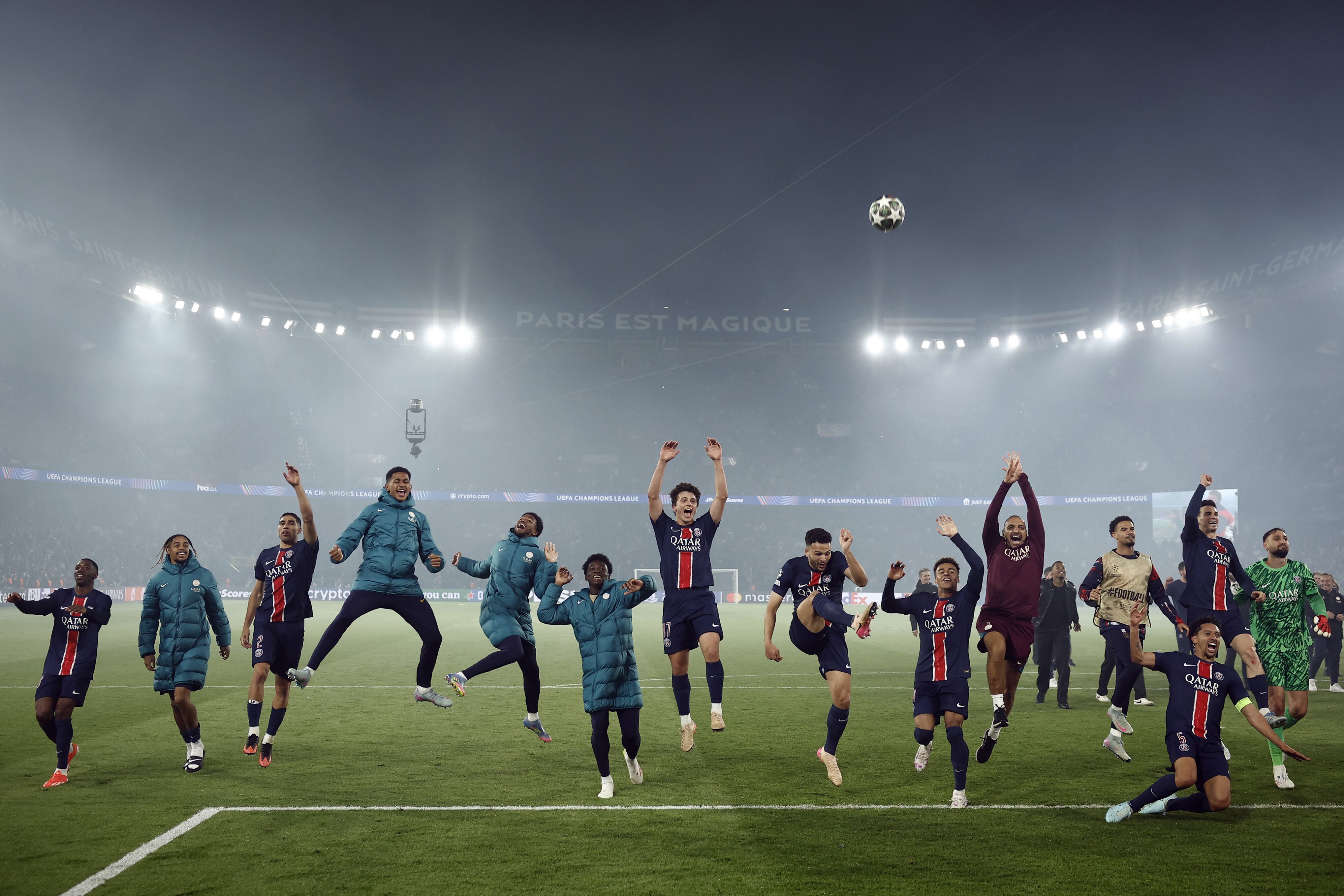 Los jugadores del París festejan la clasificación