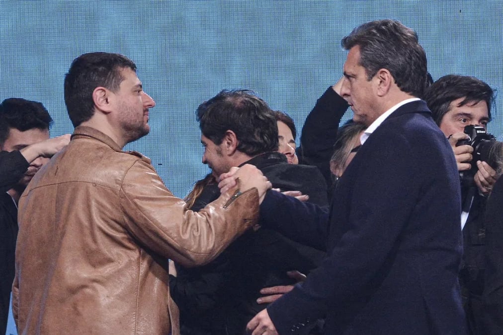 El tenso saludo entre el dirigente de Patria Grande y el líder del Frente Renovador.