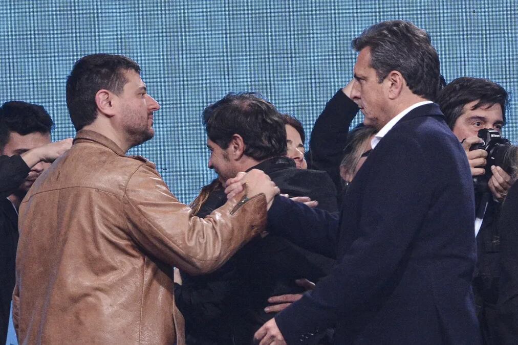 El tenso saludo entre el dirigente de Patria Grande y el líder del Frente Renovador.