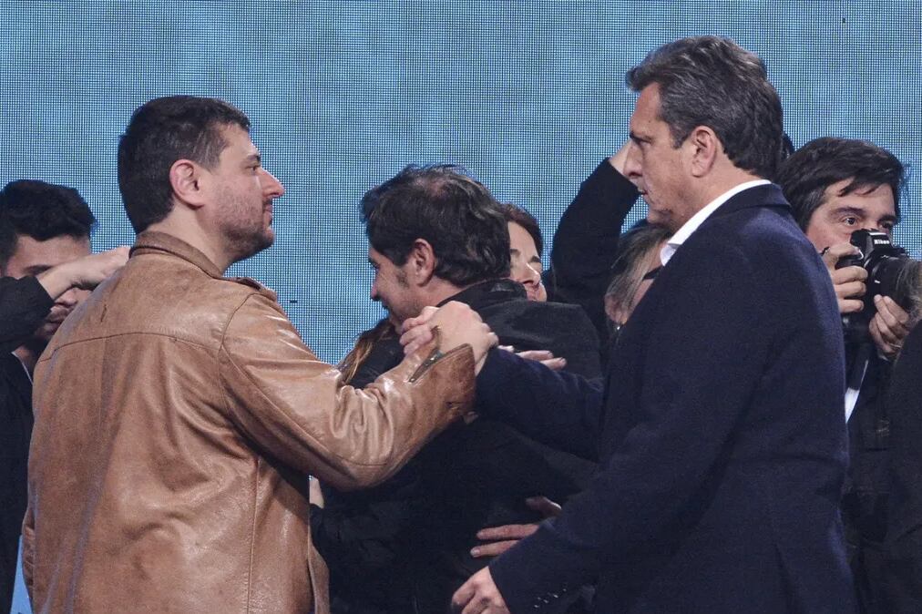 El tenso saludo entre el dirigente de Patria Grande y el líder del Frente Renovador.