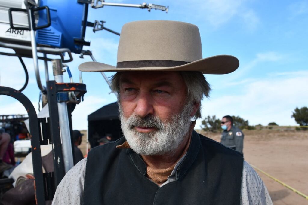 El actor Alec Baldwin en el set de filmación donde ocurrió la tragedia que cobró la vida de la directora de fotografía Halyna Hutchins. (Foto: Santa Fe County Sheriff's Office / AFP)