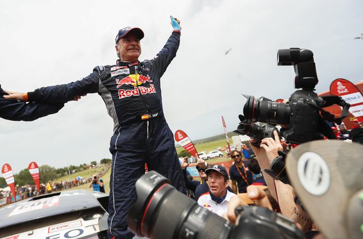 Sainz celebra en Córdoba su victoria en el Dakar.