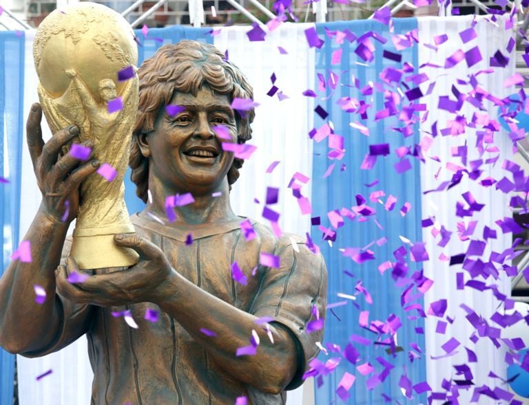La estatua de diez metros que le dedicaron al campeón de México 86.