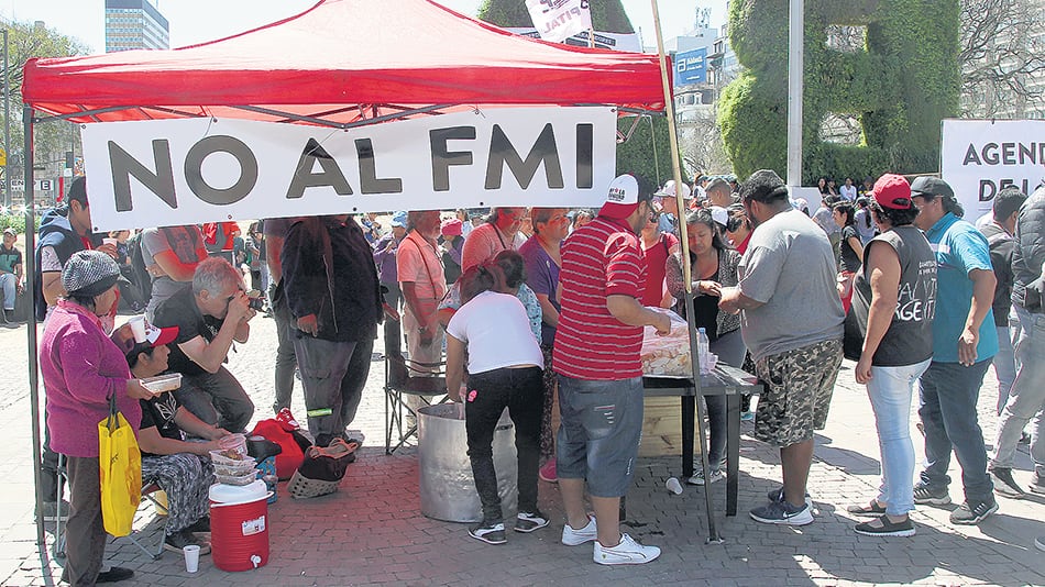 Las organizaciones hicieron más de cincuenta ollas populares en reclamo por la emergencia alimentaria.