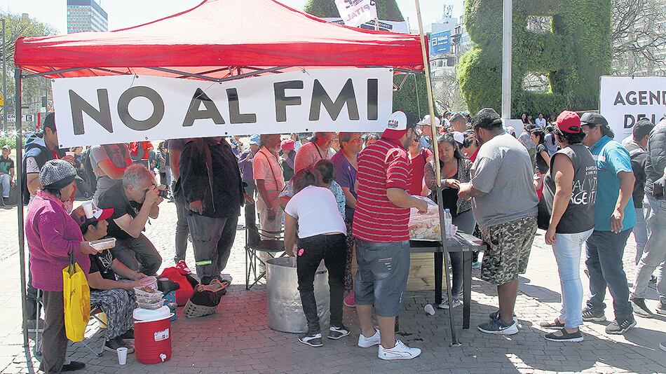 Las organizaciones hicieron más de cincuenta ollas populares en reclamo por la emergencia alimentaria.