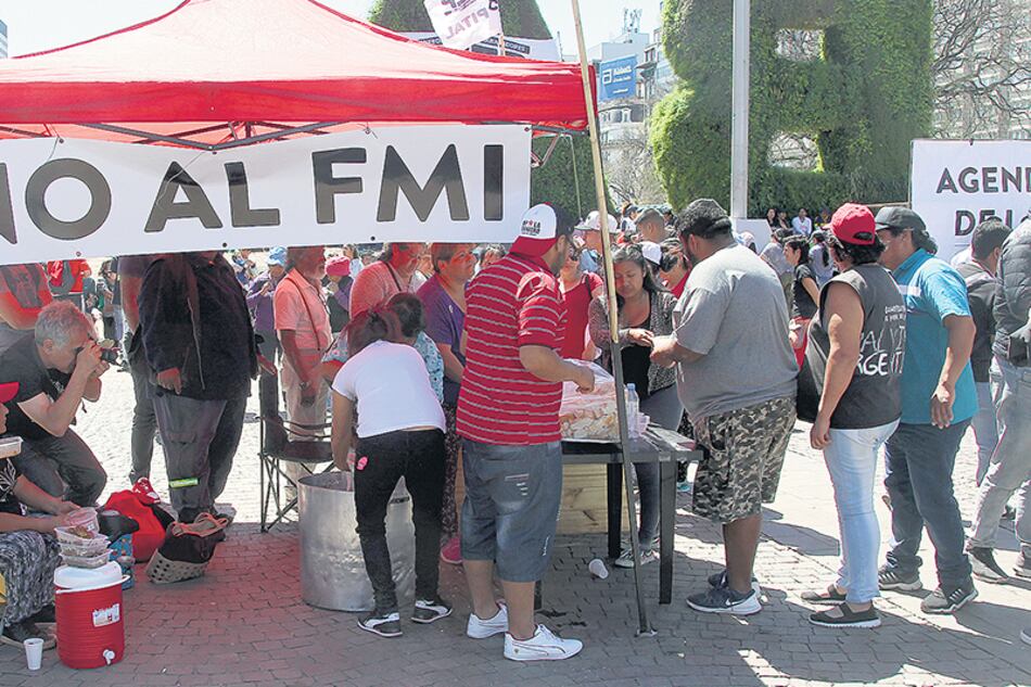 Las organizaciones hicieron más de cincuenta ollas populares en reclamo por la emergencia alimentaria.