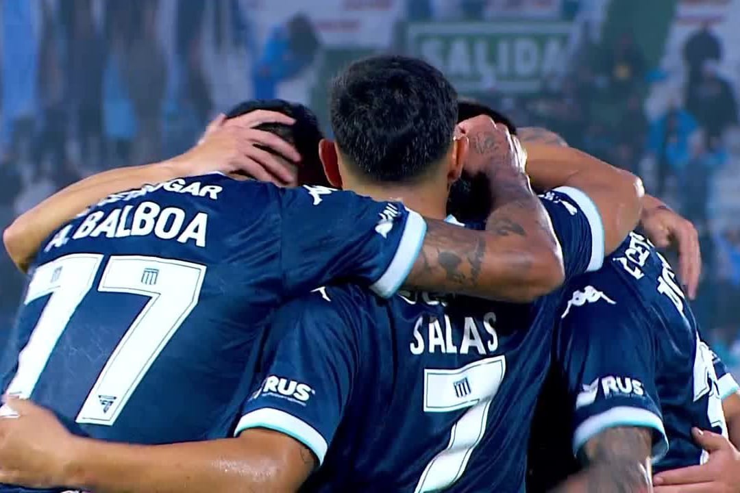 Salas se abraza con sus compañeros de la Academia