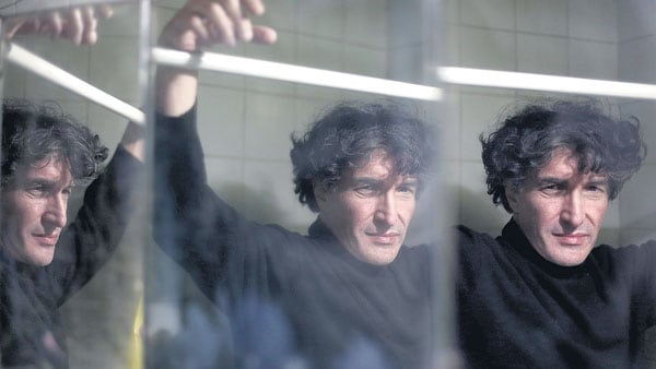 “El libro revela varias situaciones de drogas y alcohol que de ningún modo deseo celebrar”, afirma Crook.