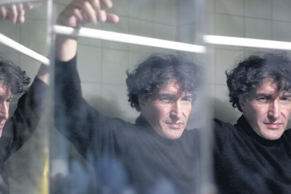 “El libro revela varias situaciones de drogas y alcohol que de ningún modo deseo celebrar”, afirma Crook.