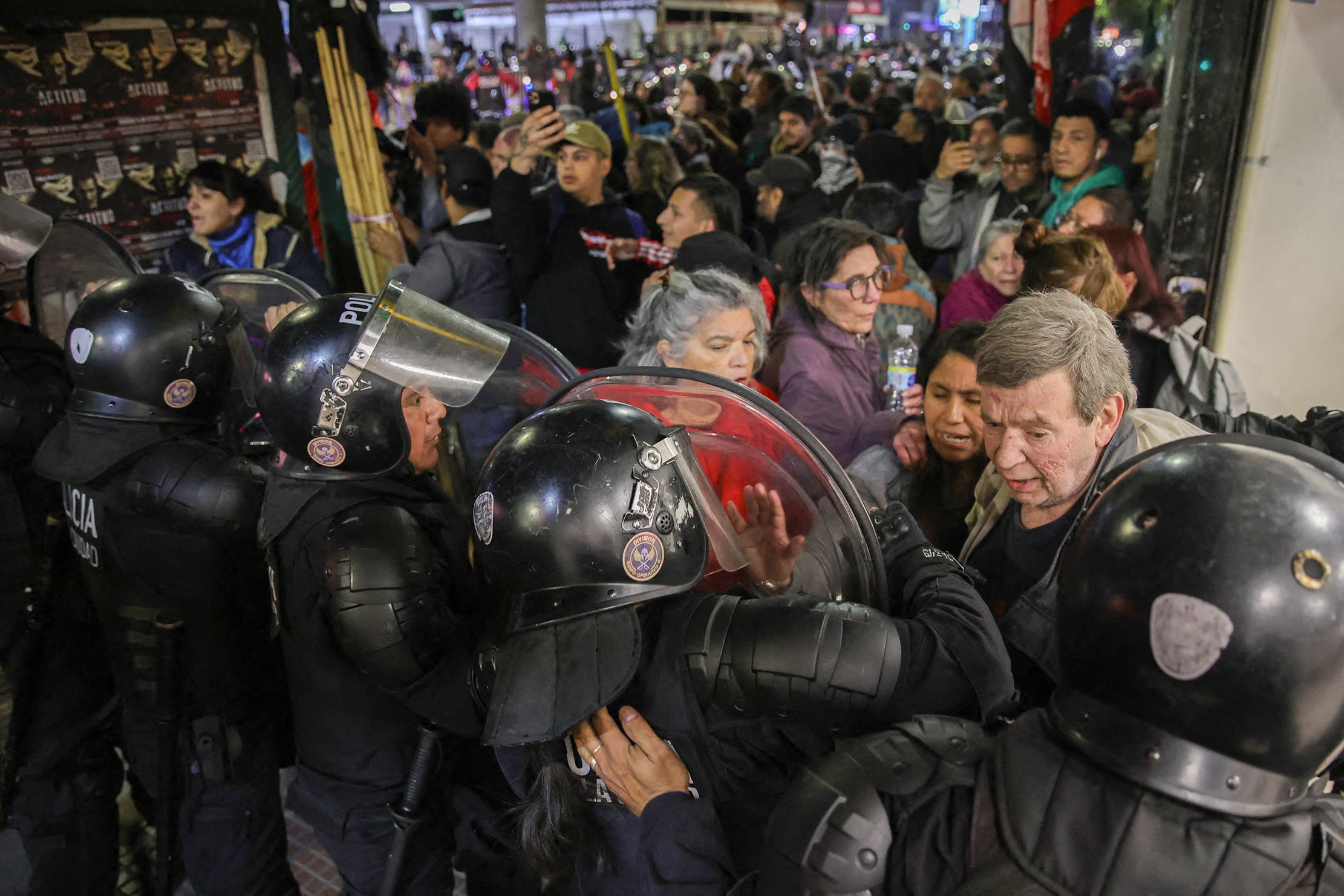 Los cordones policiales cercaron a los manifestantes críticos. 