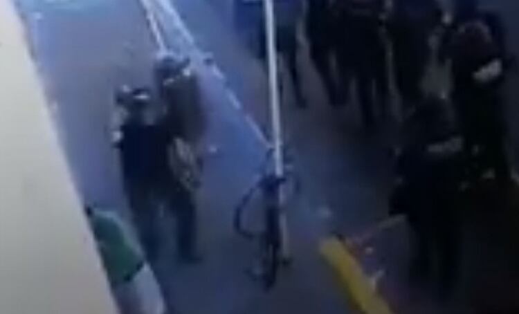 El momento en que los policías atacan a al anciano.