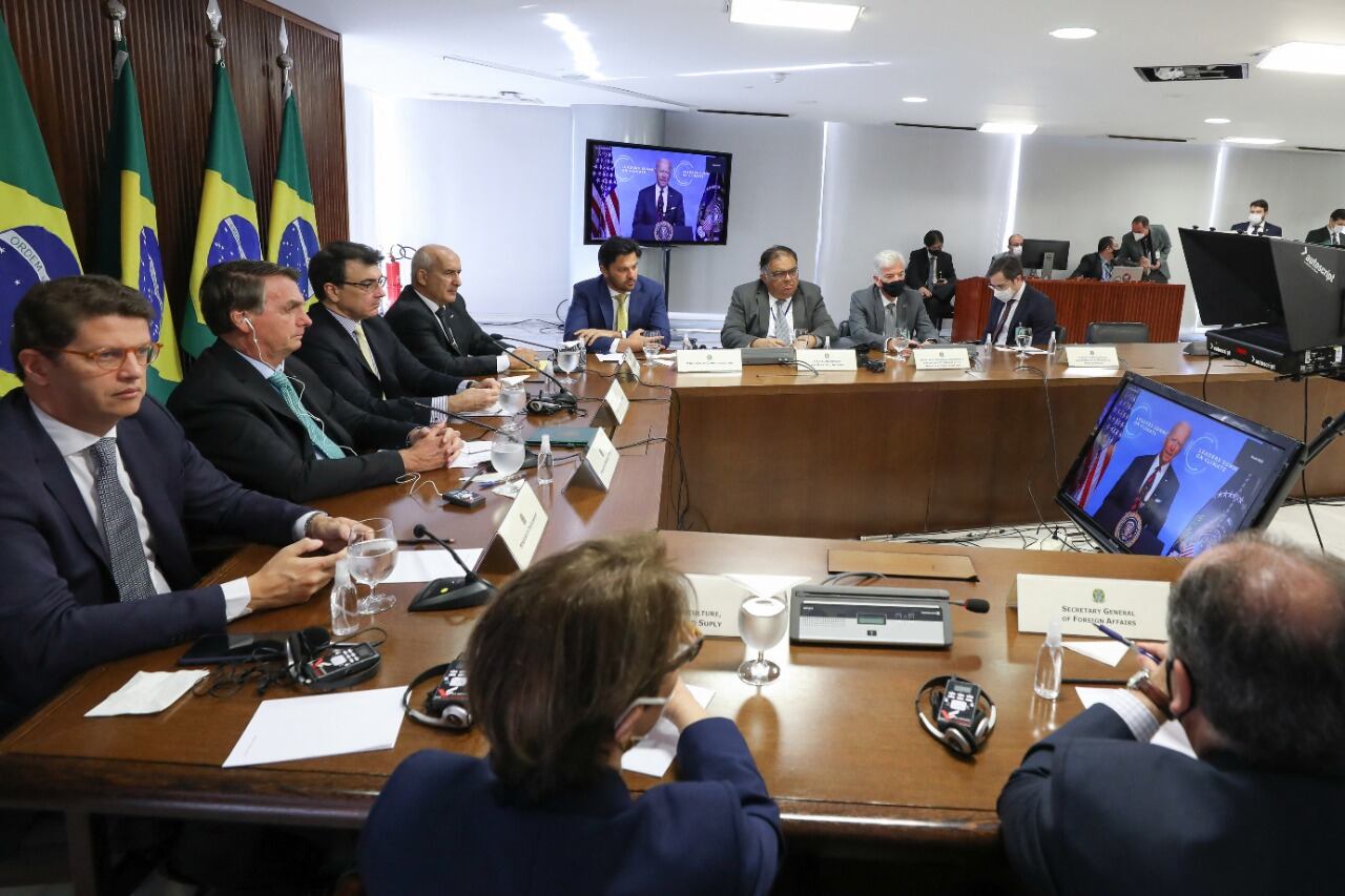 Bolsonaro (2ndo izq.) y parte de su gabinete participan en la cumbre climática virtual.