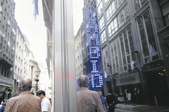 El mercado fue testigo ayer del inicio de un nuevo ciclo de dolarización de carteras, que no tiene a los bonos soberanos entre sus opciones.