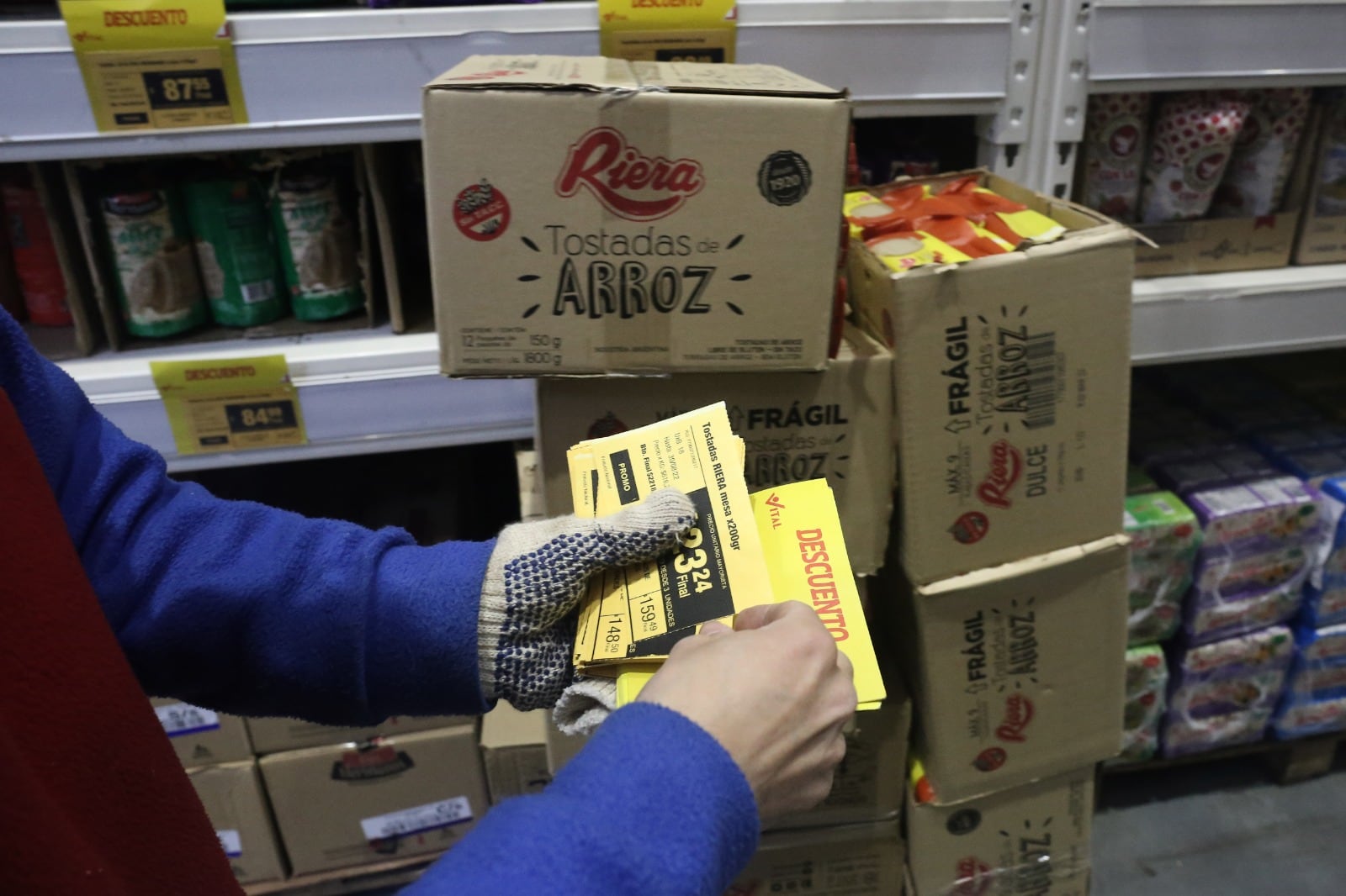 La velocidad en la remarcación de precios aumenta cuando la tasa de inflación va subiendo mes a mes.,
