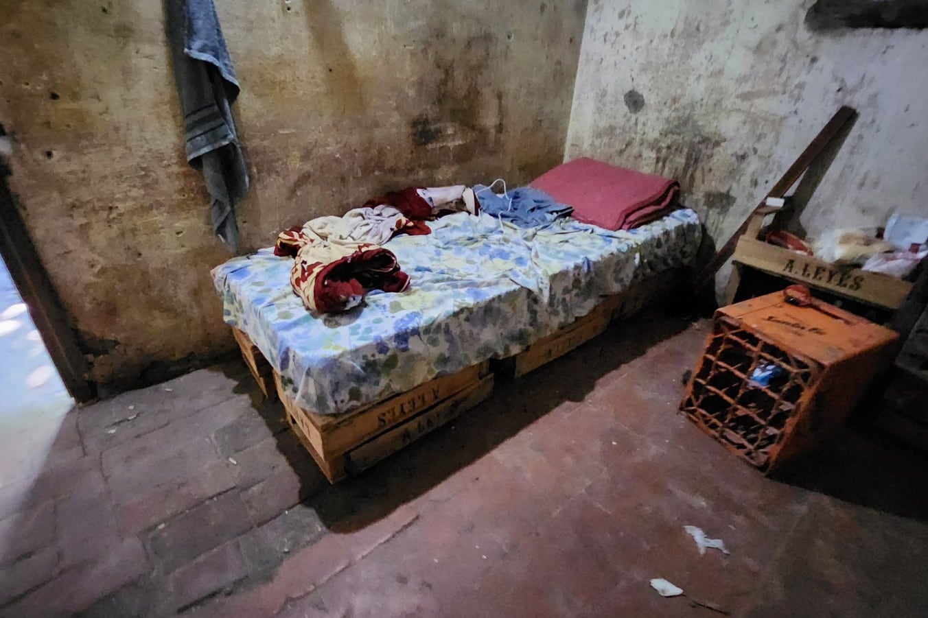 Colchones colocados sobre cajones de madera que hacían de cama.