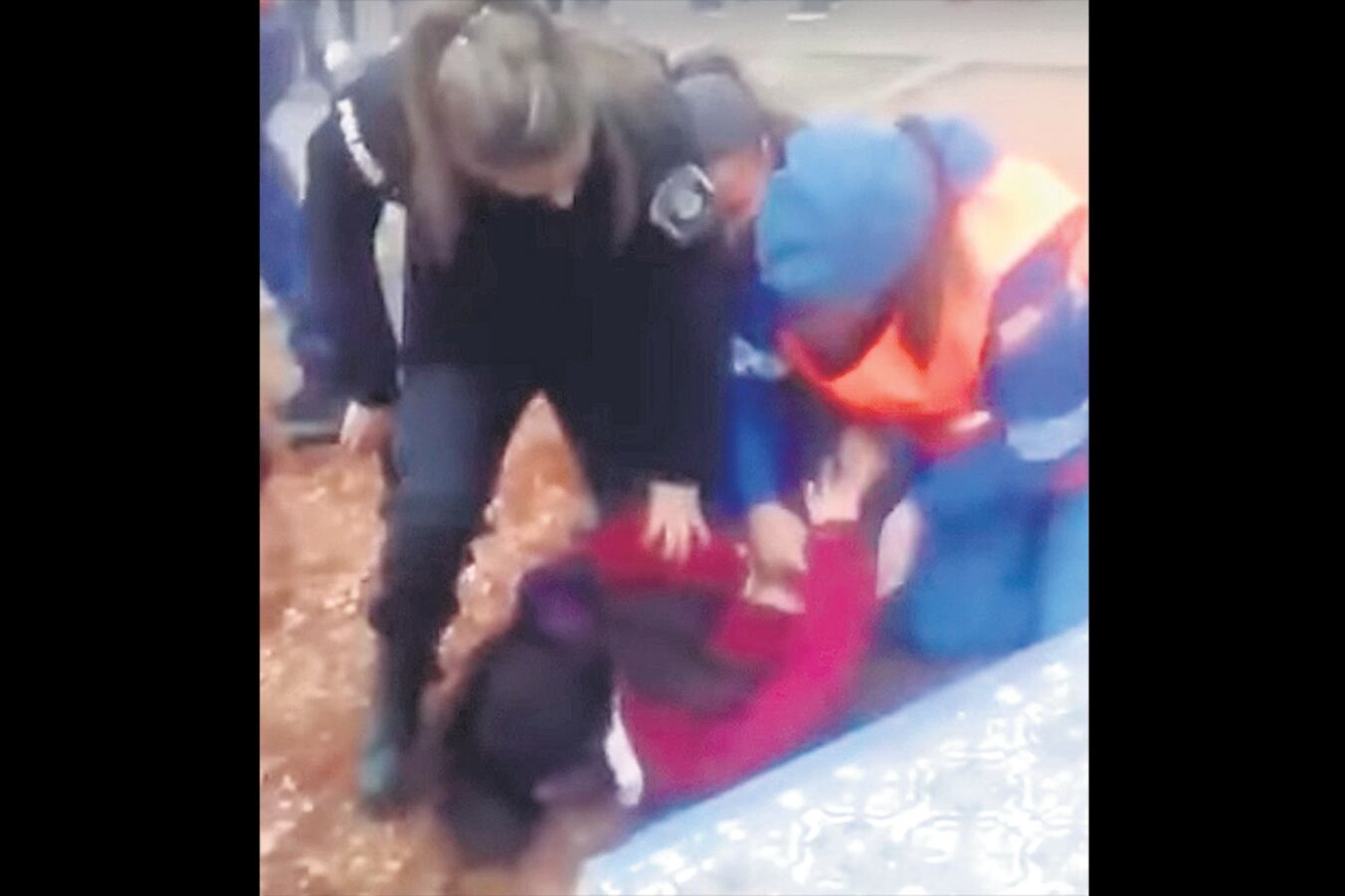 Golpes y chicos esposados.