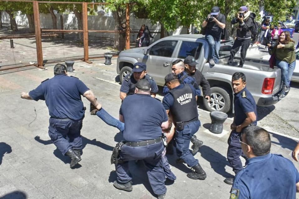 Es la misma policía que en noviembre pasado detuvo ilegalmente al secretario general de la Asociación de Trabajadores de la Educación de Chubut (Atech), Santiago Goodman.
