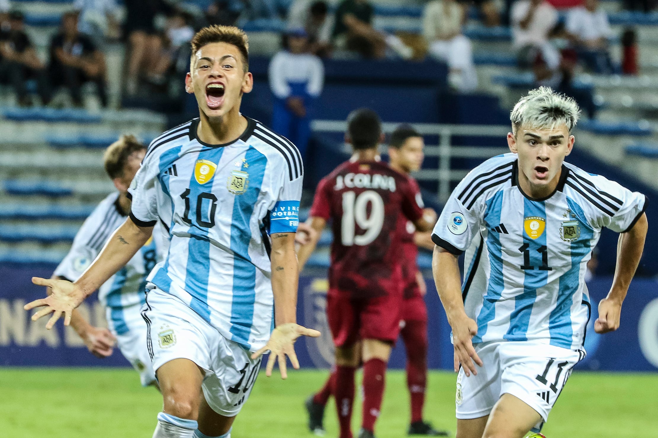 Claudio Echeverri celebra un gol contra Venezuela