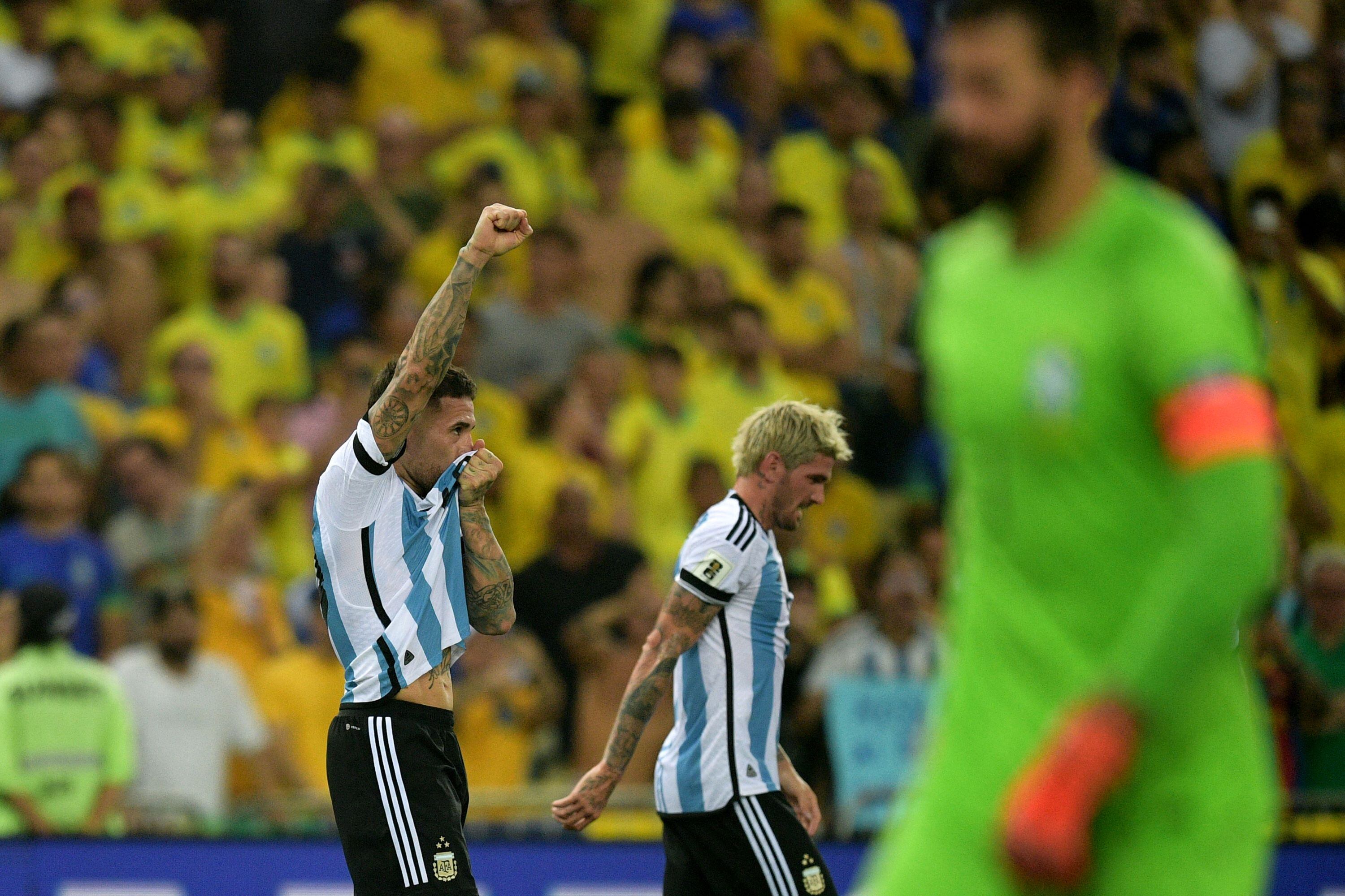 Otamendi festeja y besa la camiseta celeste y blanca