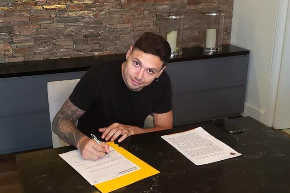 Zárate en el momento de firmar su contrato.