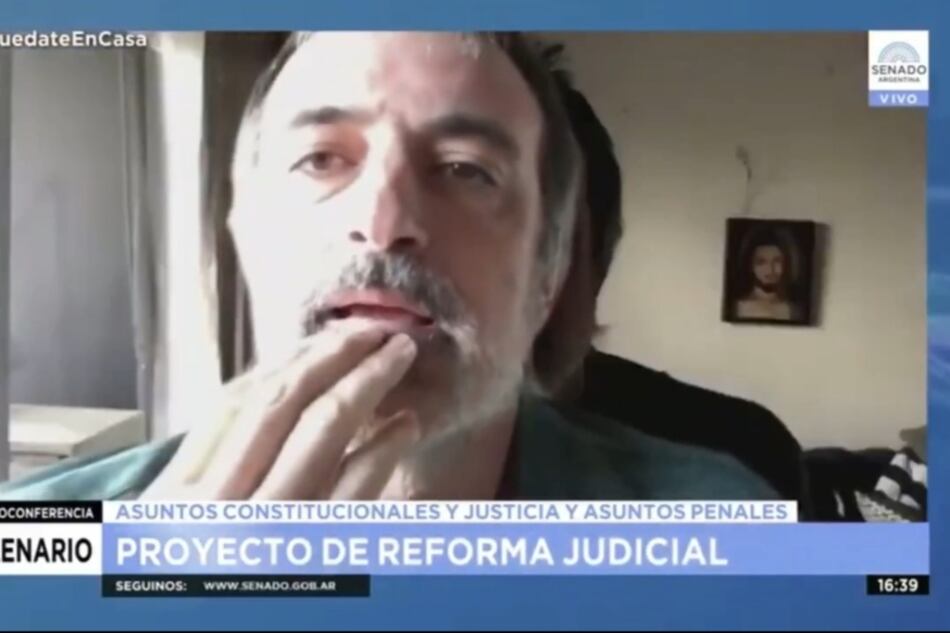 Bullrich, al hablar delante de la imagen fija.