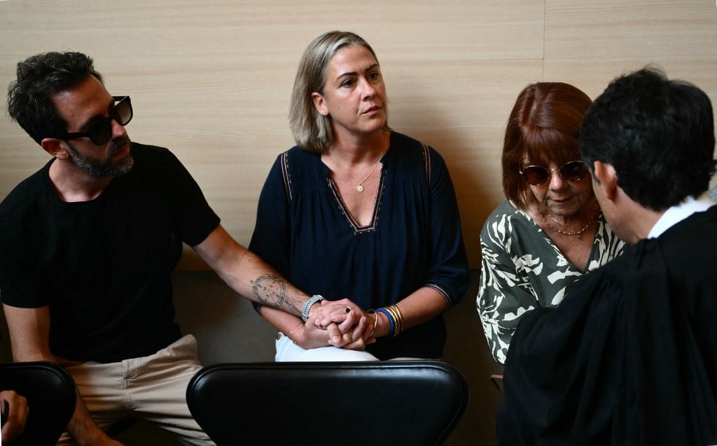 Caroline Darian y su madre, Gisele Pélicot, durante el juicio en Francia