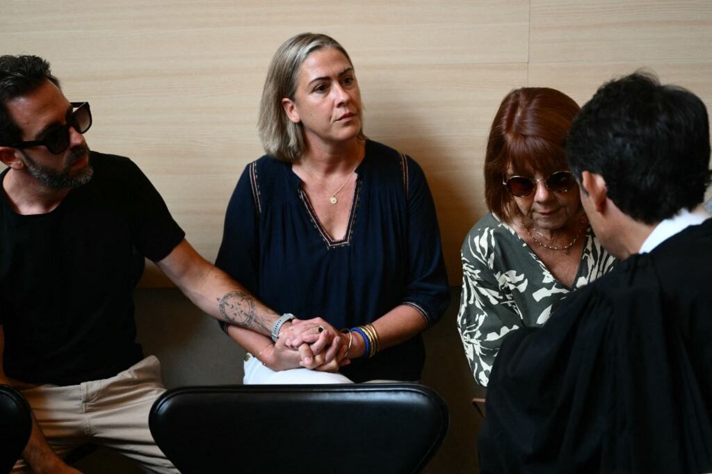 Caroline Darian y su madre, Gisele Pélicot, durante el juicio en Francia