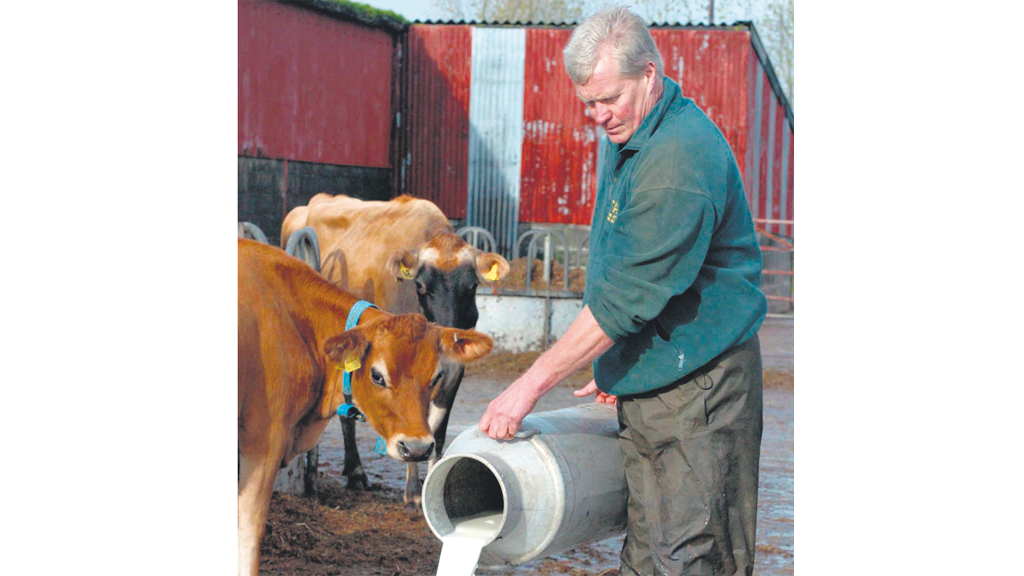 El cierre de tambos ha disminuido drásticamente la producción de leche.