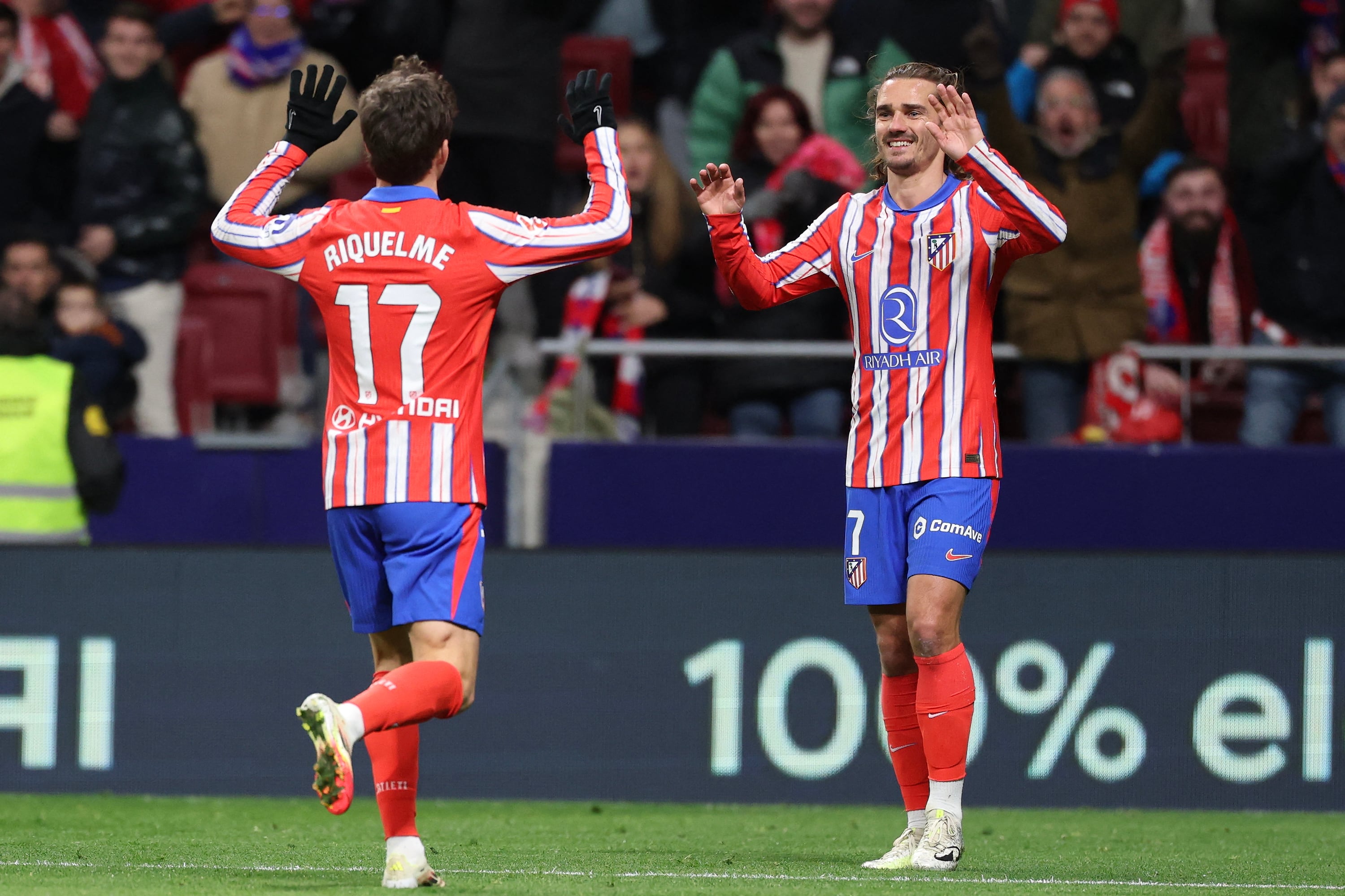 Riquelme y Griezmann celebran el segundo gol colchonero
