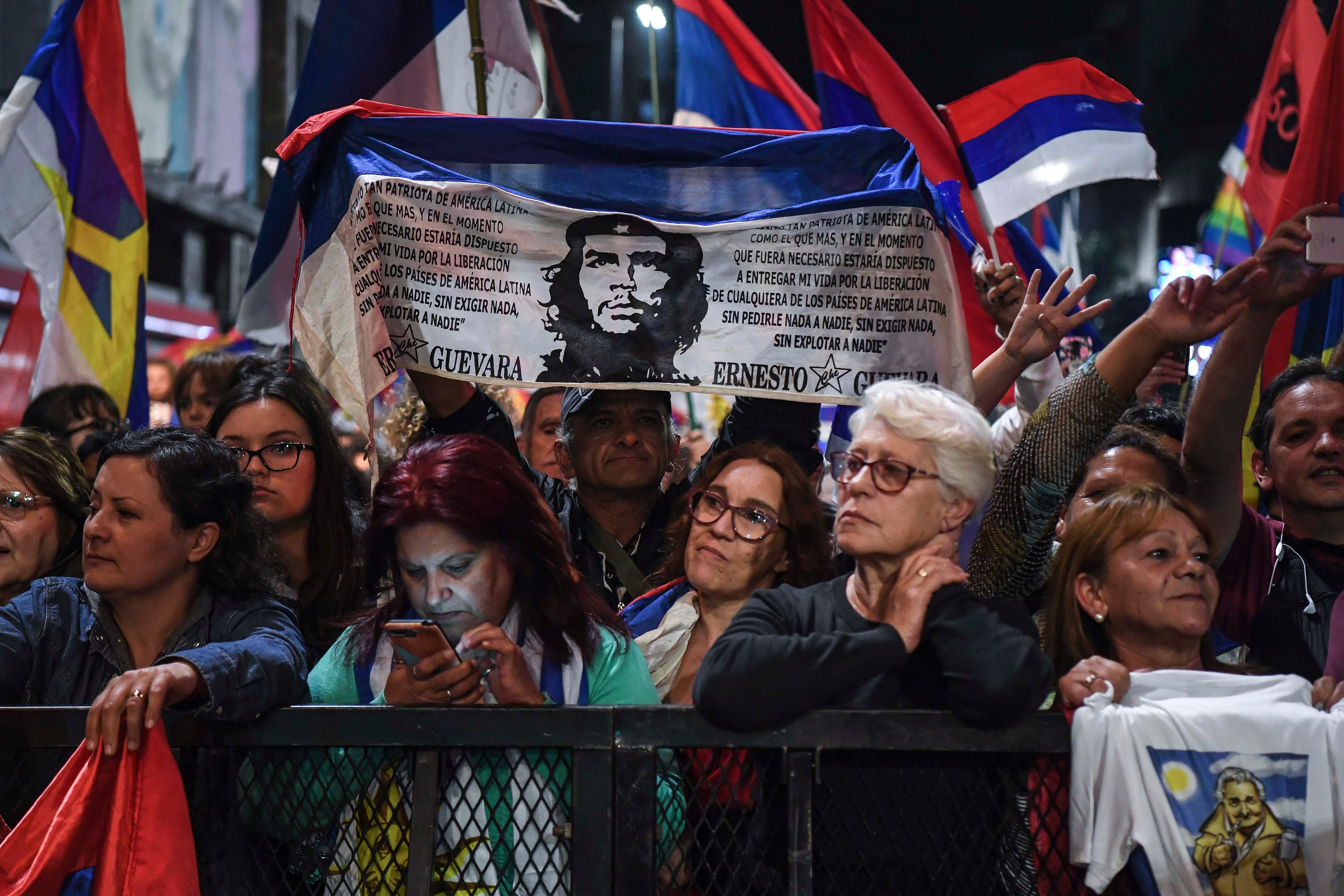 Espera de los simpatizantes del Frente Amplio del escrutinio; al final el triunfo fue para Lacalle Pou. 
