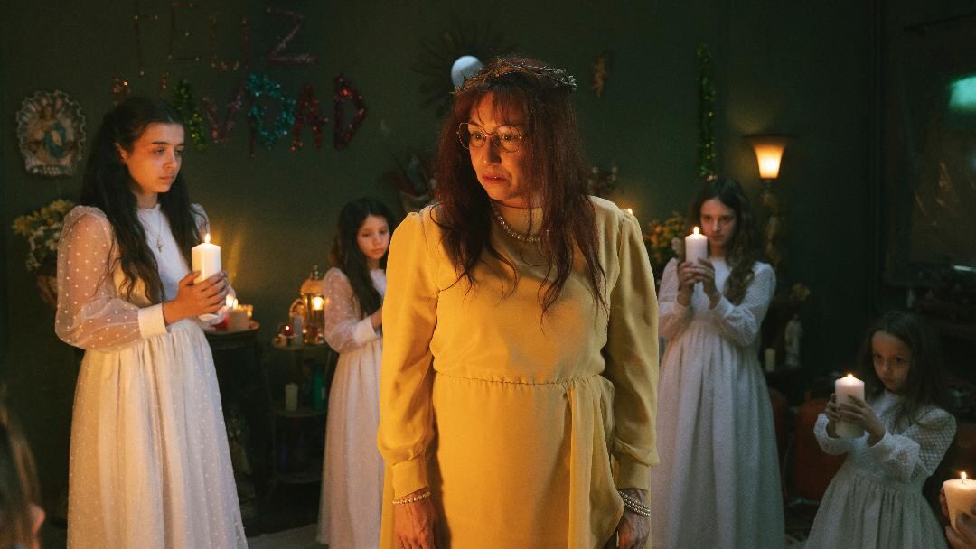 La miniserie es una hija indecorosa de Carrie con lo almodovariano. 