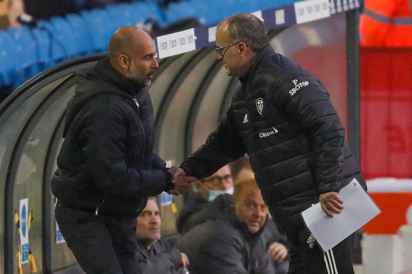 Saludo entre Guardiola y Bielsa, que se tiraron flores en la previa.