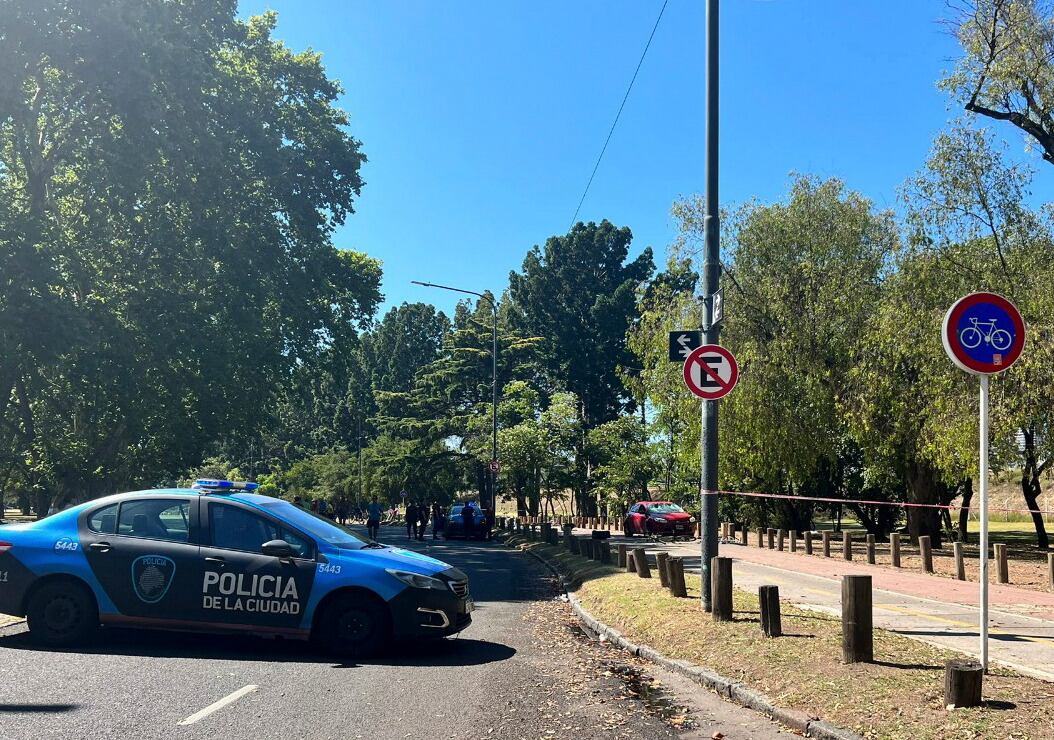 El auto impactó contra cinco personas que resultaron heridas. Una de ellas, Marcela Bimonte, murió posteriormente.