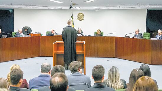 El abogado de Lula, Cristiano Zanin Martins, alega delante de la sala II del TSF.