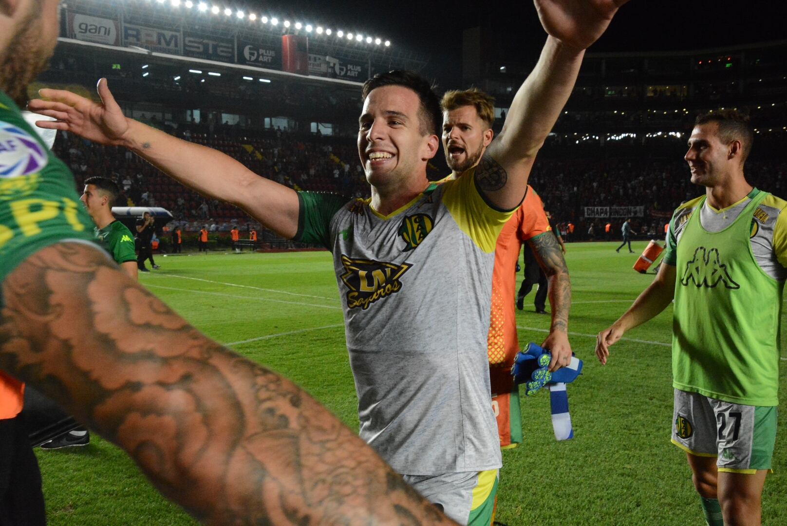 Todo Aldosivi festeja tres puntos de oro conseguidos en el Cementerio de los Elefantes.