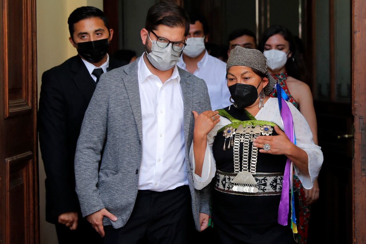 El presidente electo de Chile con Elisa Loncón, al frente de la Convencional Constituyente.