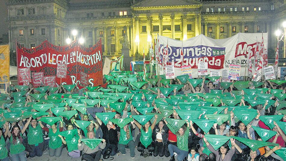 El pañuelazo frente al Congreso, encabezado por las referentes de la Campaña por el Aborto.