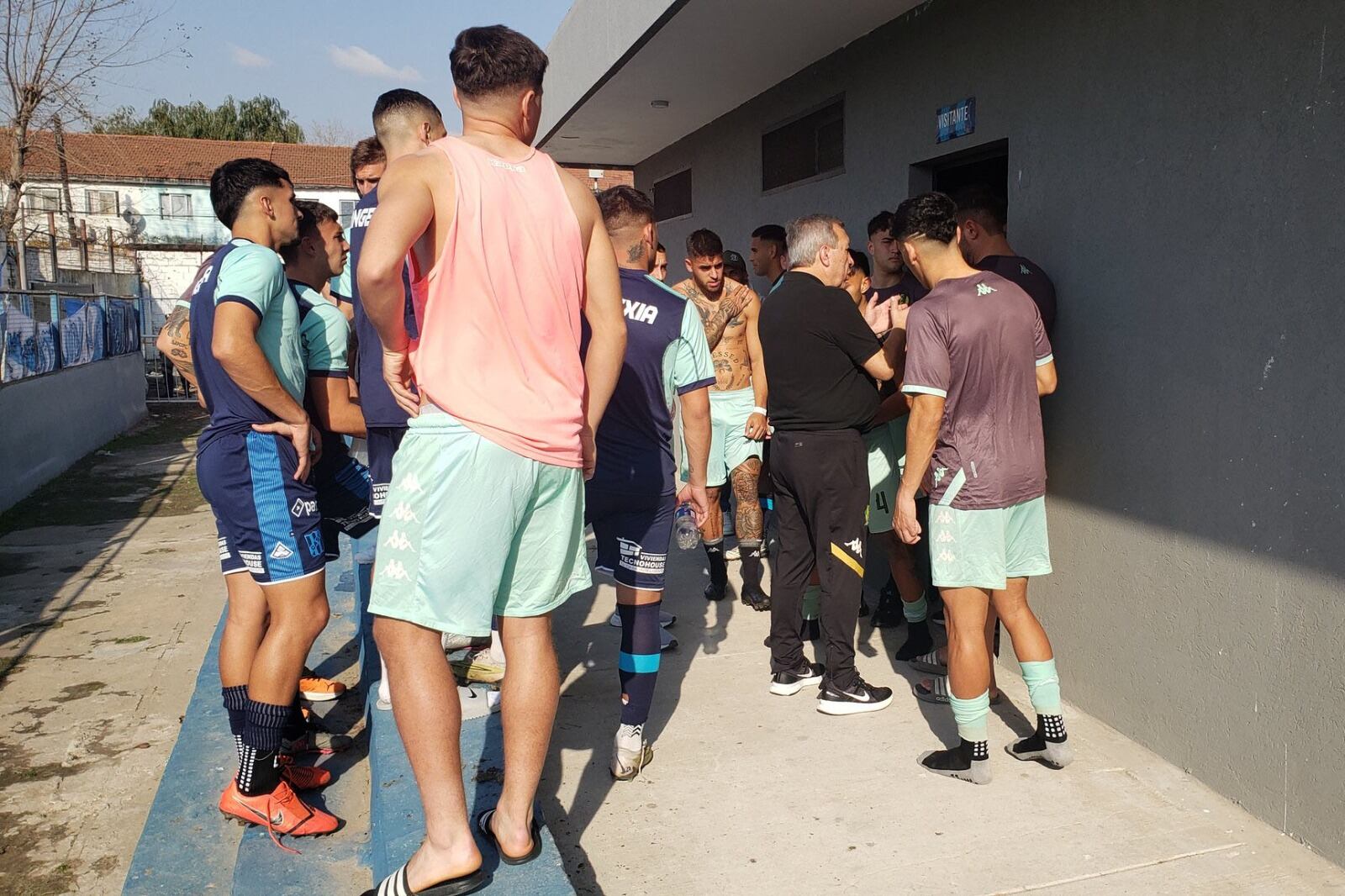 Jugadores de San Telmo y de Aldosivi en la entrada del vestuario visitante.