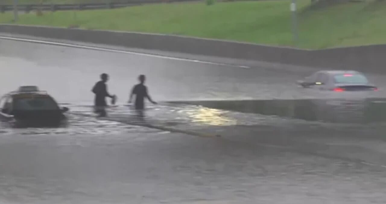 La General Paz, intransitable por la tormenta.