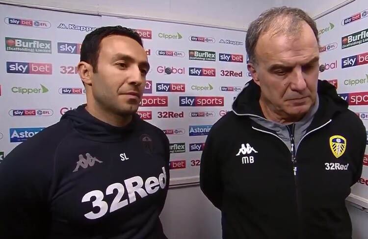 Bielsa, junto a un traductor, explica a la TV inglesa lo que pasó con el Derby County.