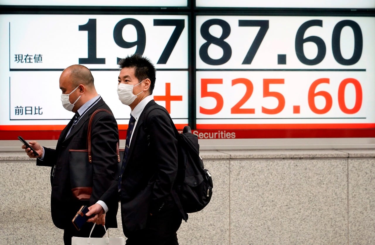 La primera emisión de bonos Samurai en yenes fue en diciembre de 1999 por elequivalente a unos 3000 millones de dólares. 