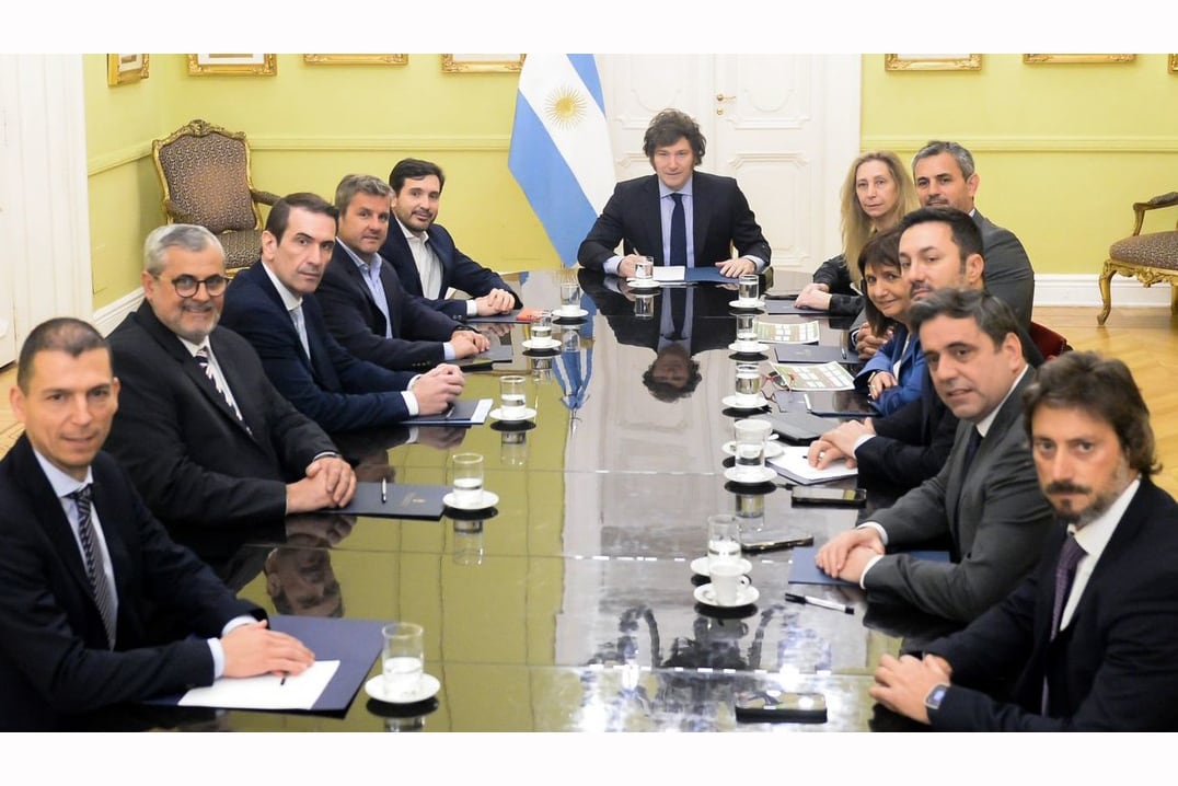 Arjol, Picat, Campero, Cervi y Tournier, sentados a la mesa presidencial.