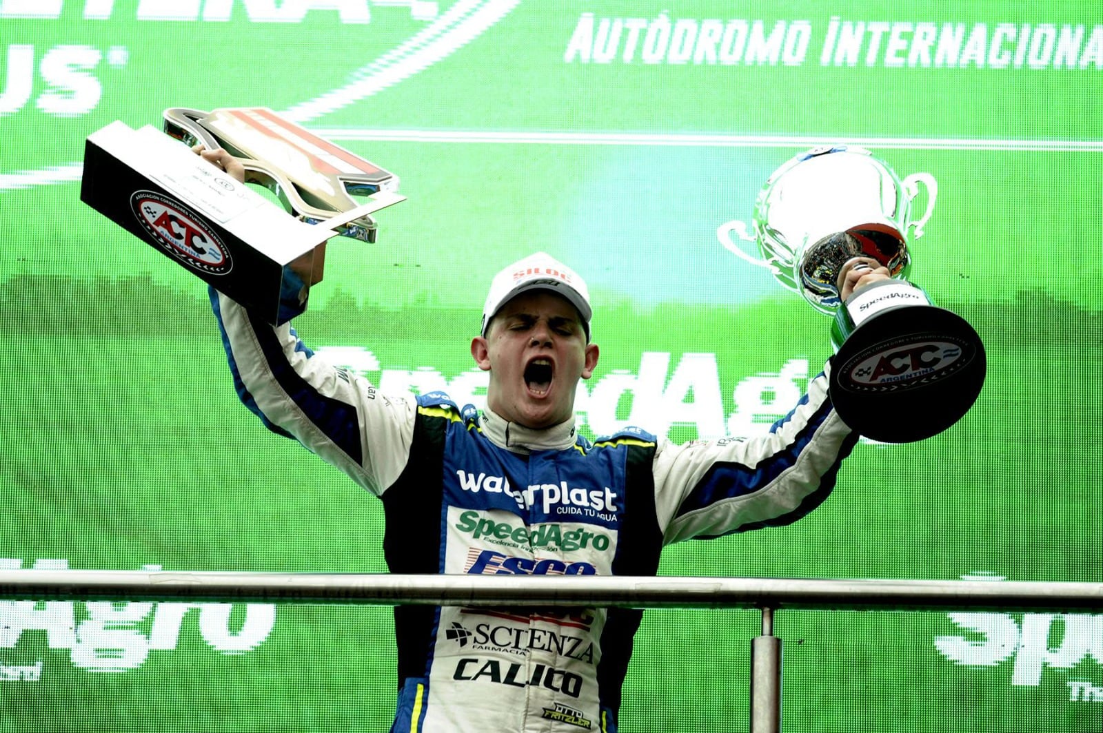 El joven Otto Fritzler (Ford), en lo más alto del podio en Termas.